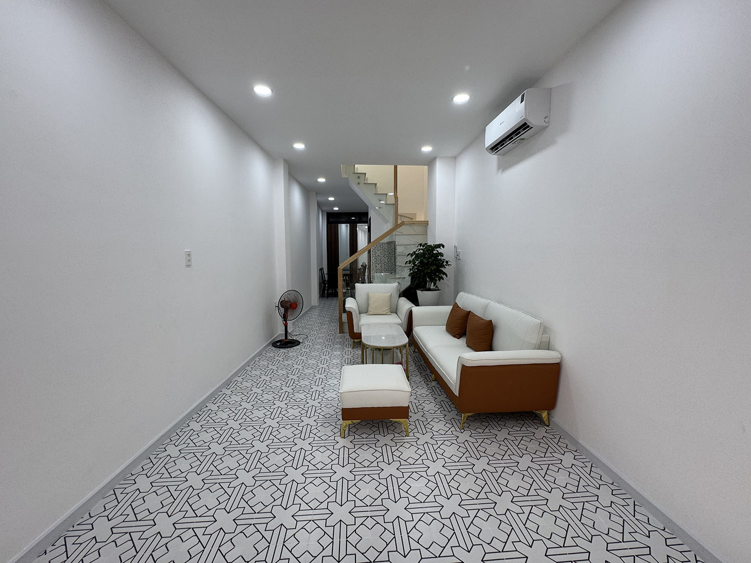 Tuyệt phẩm Nhà Phố 2 lầu full nội thất cao cấp hẻm 2 xe hơi 7 chỗ tránh nhau khu VIP Đặng Văn Ngữ